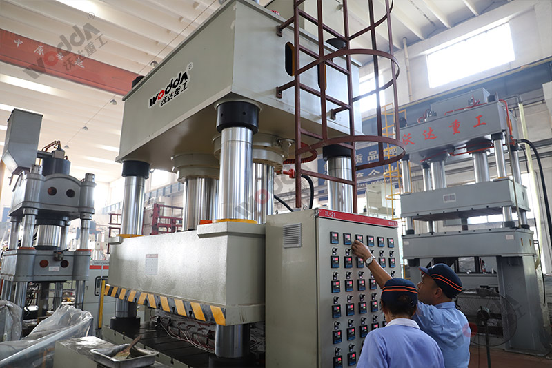 石墨烯導熱膜生產設備_1000噸液壓機_大型四柱液壓機 石墨烯導熱膜生產設備_1000噸液壓機_大型四柱液壓機