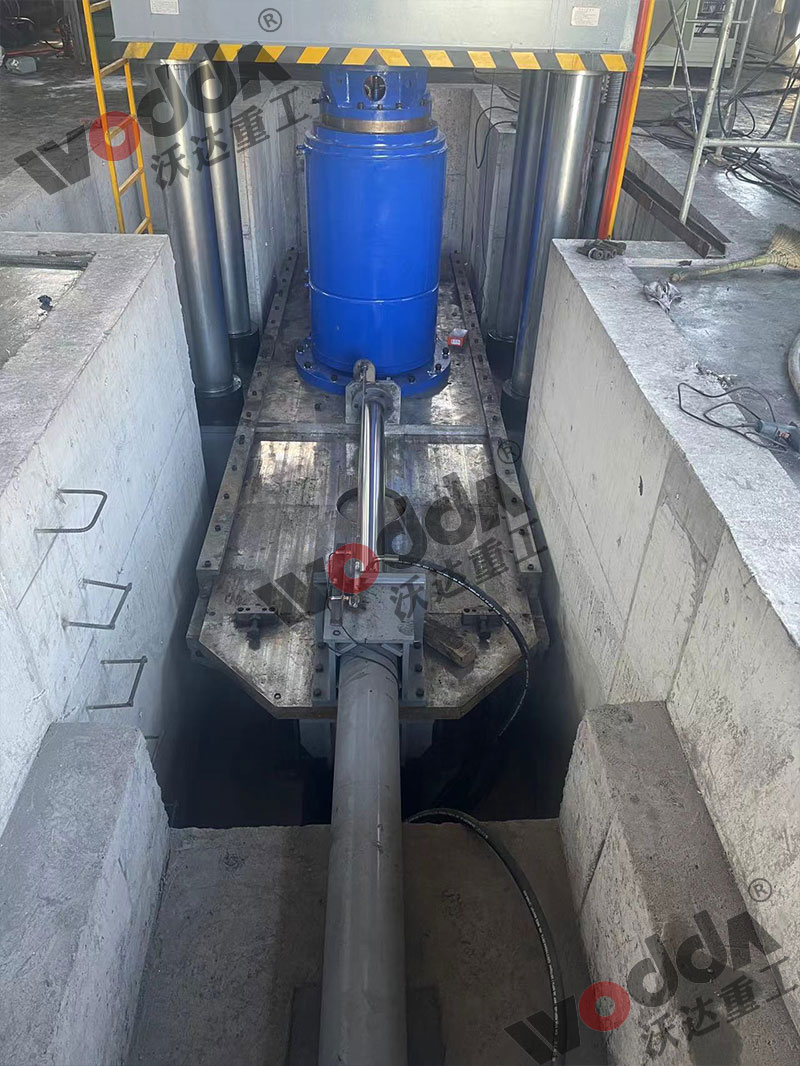 2000噸石墨坩堝液壓機移動工作臺 2000噸石墨坩堝液壓機移動工作臺
