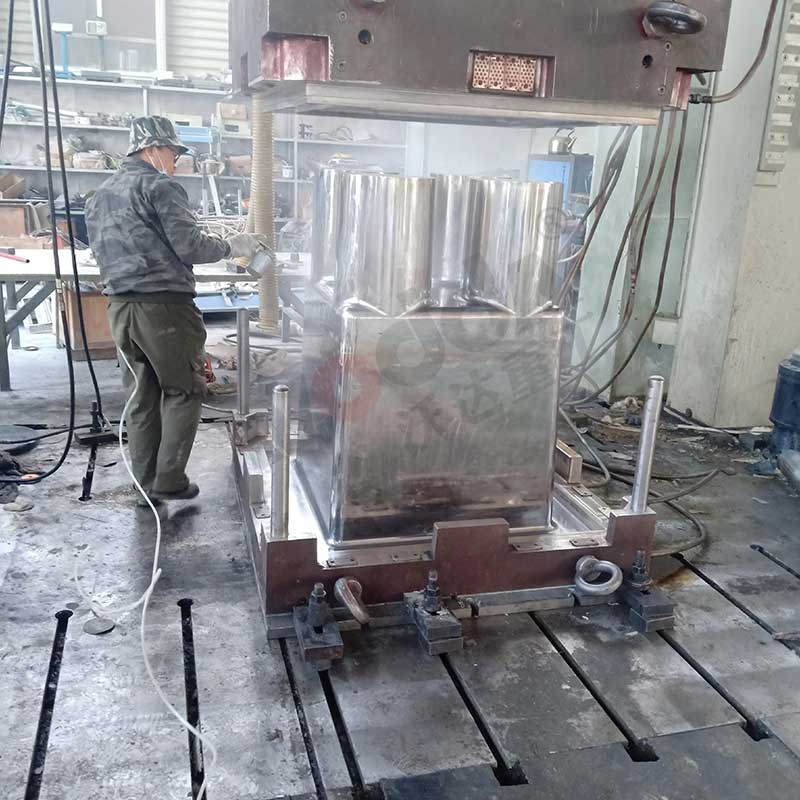 2000噸四柱液壓機模壓現場