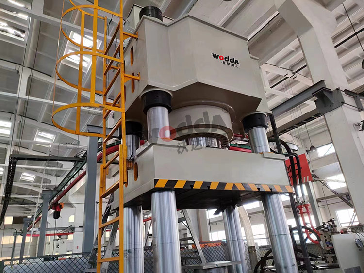 1000噸陶瓷粉末成型液壓機客戶現場.jpg