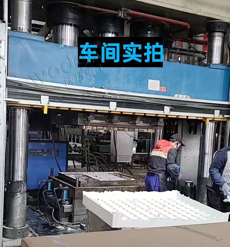 2000噸玻璃鋼淋浴房底座成型液壓機(jī)現(xiàn)場(chǎng)