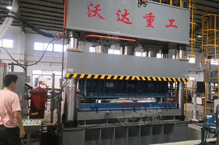 1250噸不銹鋼水箱板液壓機(jī)客戶現(xiàn)場 1250噸不銹鋼水箱板液壓機(jī)客戶現(xiàn)場