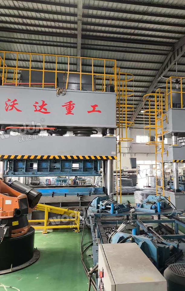 1500噸不銹鋼水箱板液壓機現場 1500噸不銹鋼水箱板液壓機現場