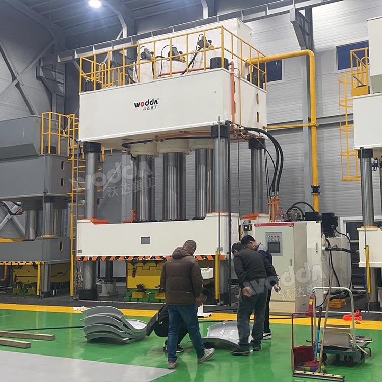 2000噸四柱液壓機現場