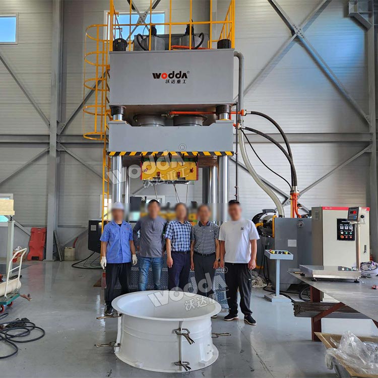 1000噸玻璃鋼冷卻塔風筒成型液壓機現場