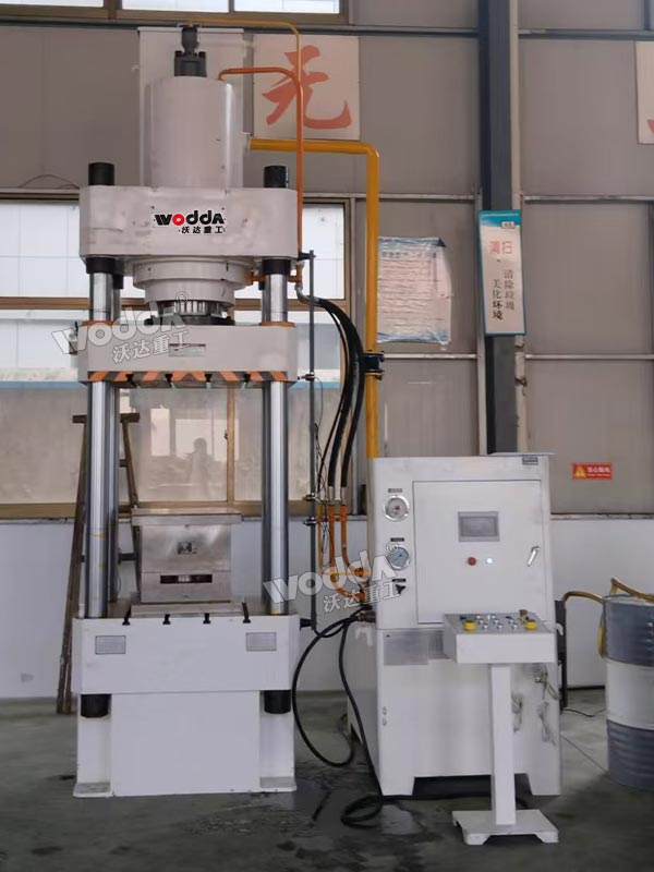 防彈頭盔成型液壓機現(xiàn)場 防彈頭盔成型液壓機現(xiàn)場
