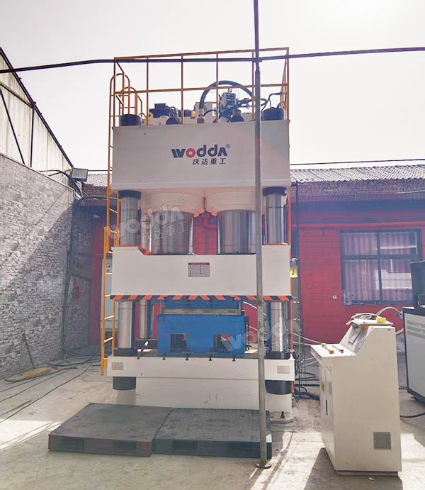 1600噸木屑托盤液壓機現場
