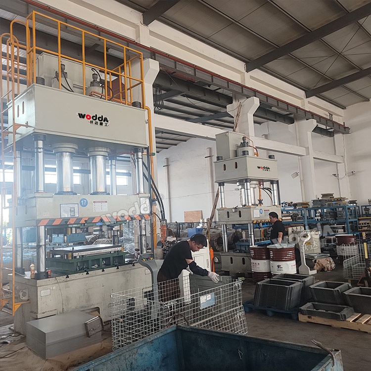 400噸四柱液壓機.jpg 400噸四柱液壓機.jpg