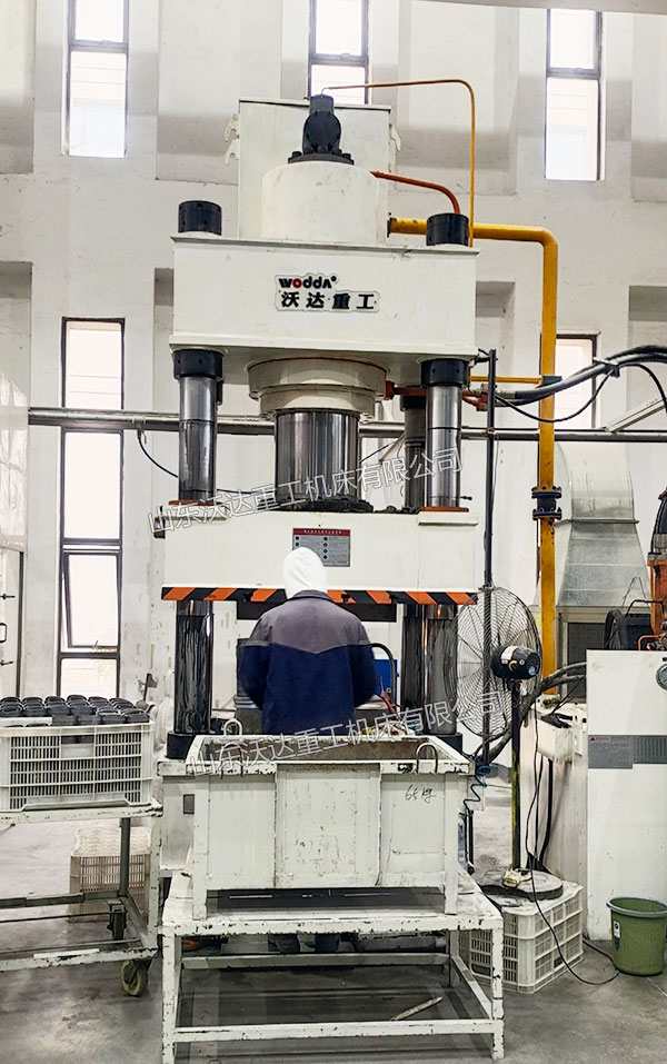 500噸四柱液壓機現(xiàn)場