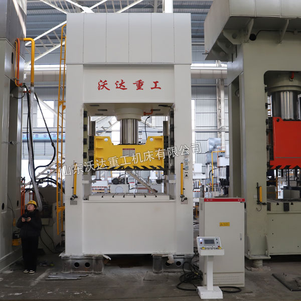 500噸框架式液壓機(jī)車間實(shí)物 500噸框架式液壓機(jī)車間實(shí)物