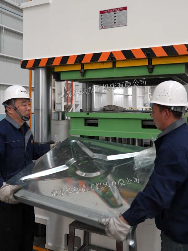 800噸四柱液壓機沖壓水箱板成型 800噸四柱液壓機沖壓水箱板成型