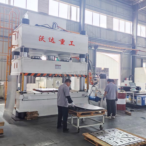 1250噸汽車(chē)配件成型液壓機(jī) 1250噸汽車(chē)配件成型液壓機(jī)