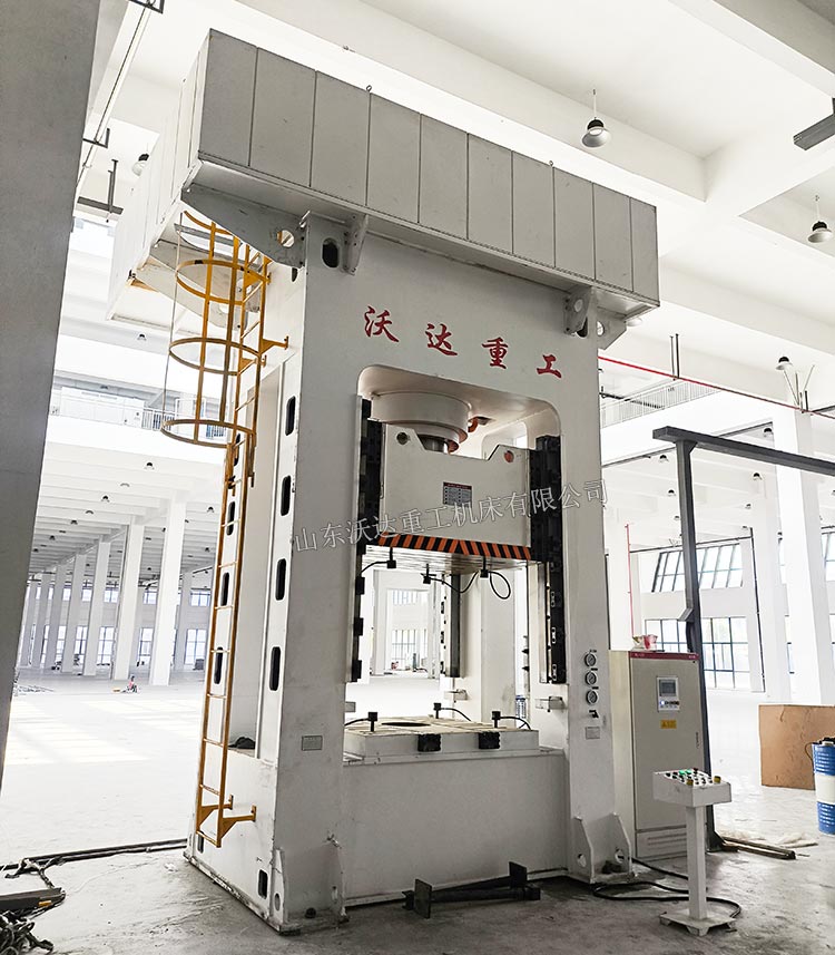 1000噸框架式液壓機現場 1000噸框架式液壓機現場