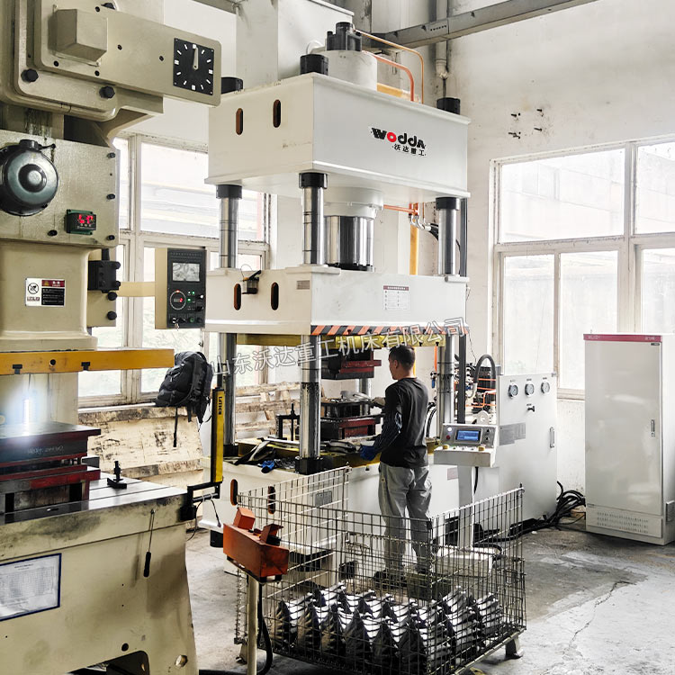315噸四柱液壓機現場 315噸四柱液壓機現場