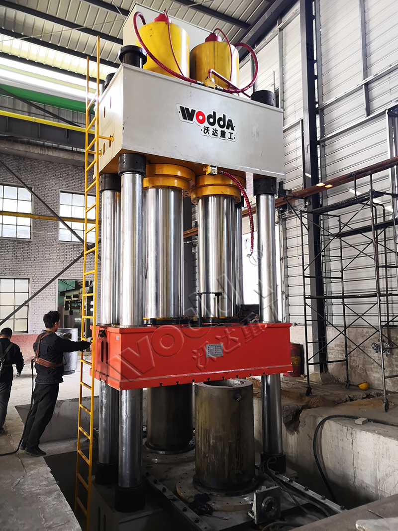 2000噸碳素石墨坩堝液壓機 2000噸碳素石墨坩堝液壓機